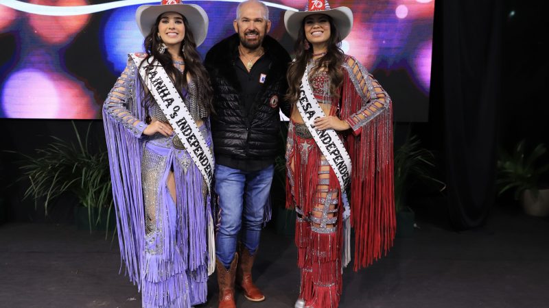 O-estilista-Marcelo-Ortale-entre-a-rainha-e-a-princesa-da-Festa-do-Peao-de-Barretos-de-2025-Credito-Guizy-Fotos.jpg